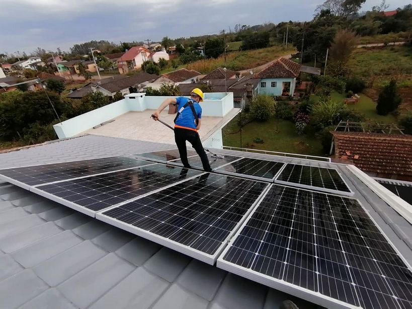 como limpar placas de energia solar